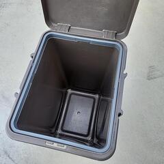 破棄するのに困ったゴミ箱の画像