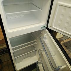 3か月間保証☆配達有り！13800円(税込）ヤマゼン 128L ２ドア冷蔵庫 2022年製 ブラックの画像