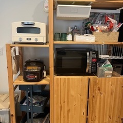 木製食器棚の画像