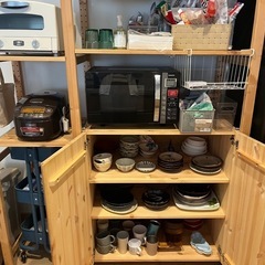 木製食器棚の画像