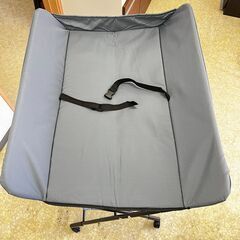 折りたたみ式おむつ台 の画像