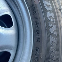 年式2020  DUNLOP 185/60R15 スタッドレスタイヤホイール4本の画像