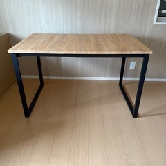 ダイニングテーブルの画像