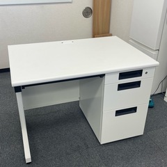 オフィスデスクと椅子