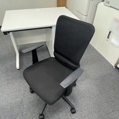 オフィスデスクと椅子の画像