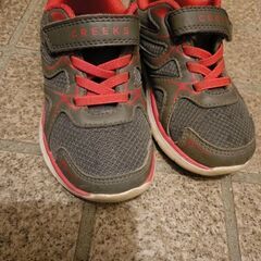 18.0cm 運動靴グレー赤の画像