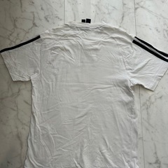 adidas アディダス 半袖 Tシャツ 肩にスリーストライプデザイン Mサイズの画像