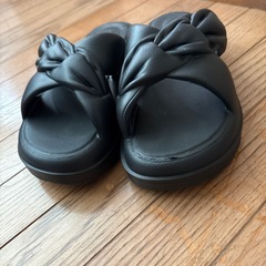 ほぼ新品　黒サンダルの画像