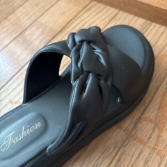 ほぼ新品　黒サンダルの画像