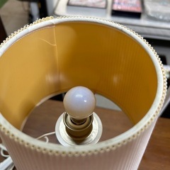 シンプルなテーブルランプの画像