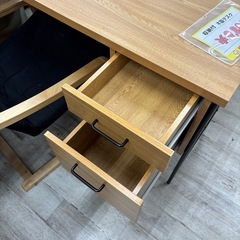 収納付き 木製デスクの画像
