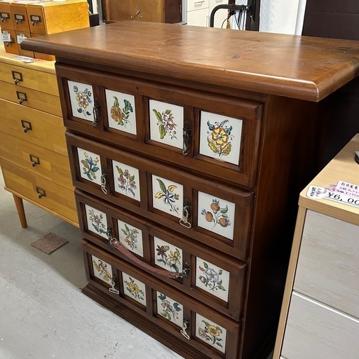 タイルデザインの収納棚