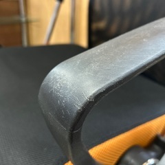 メッシュ素材のオフィスチェア(オレンジ×黒)の画像