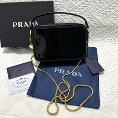 PRADA エナメルショルダーバッグの画像