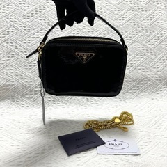 PRADA エナメルショルダーバッグの画像