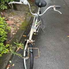 自転車　No.372　ホワイト　20インチ　ライト付き　※前輪振れあり(小)　【リサイクルショップどりーむ天保山】の画像