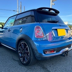 希少☆マニュアル車‼️月々1.3万円〜分割可❗️車検付き！ピカピカのBMW MINI クーパーS！美車☆上品でお洒落☆ナビ付き☆走行中DVD見れます☆ETC付き☆便利なバックカメラ付き☆純正ホイール☆プッシュスタート☆とてもオシャレです‼️の画像