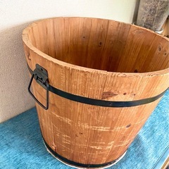 【モンステラ実生10苗をご購入いただければ無料で差し上げます】大型木製　植木鉢カバー　樽型の画像