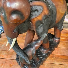 大型 親子像　木彫りの置物の画像