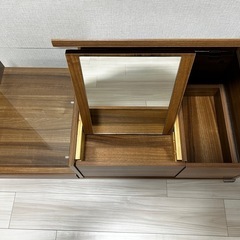 ドレッサー付きテーブルの画像