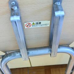 折りたたみテーブル (折りたたみ机)、折りたたみ椅子のセットの画像