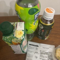 お菓子、お茶、ファンタの画像