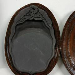 0807-251 硯 すずり 木製ケース付き 中国 書道 彫刻 墨 炭汁【※高額商品のため、カウンター内にて保管しております。お探しの方はスタッフまでお声がけください。】の画像