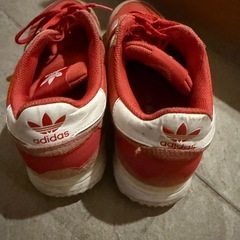 adidas  スニーカーの画像