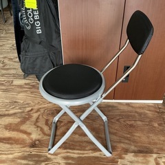 コンパクトサイズ✨ 収納サイズにぴったり❗️ 折りたたみ椅子 パイプいす イス チェア 黒・シルバー　の画像