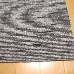 日本製タイルカーペット厚み7.5㎜・1枚２２０円・在庫６４枚（２０９６）未使用品の画像