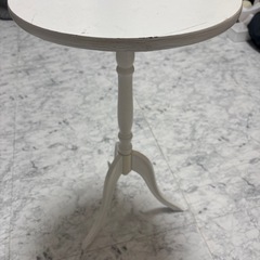 丸テーブルの画像