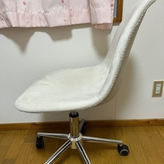 ホワイト ふわふわ チェアの画像