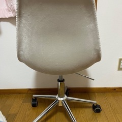 ホワイト ふわふわ チェアの画像