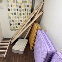 白い2段ベッドの画像