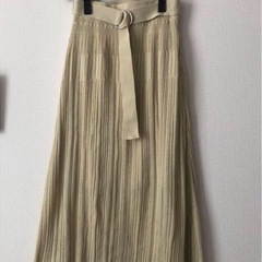 サマーニットとレーススカートのセットの画像