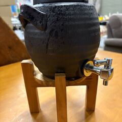 【未使用】焼酎グルメ 陶器製 焼酎サーバー 木製台付き コック付き 2L前後の画像