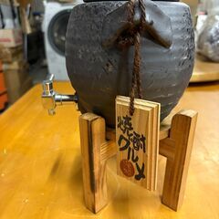 【未使用】焼酎グルメ 陶器製 焼酎サーバー 木製台付き コック付き 2L前後の画像