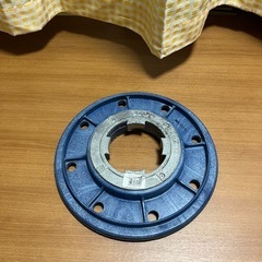 12インチポリッシャー研磨パッド 4枚セット (未使用緑・黒)(中古緑・黒)、パッド台、ブラシ(中古)、とびちらんガード(中古)の画像