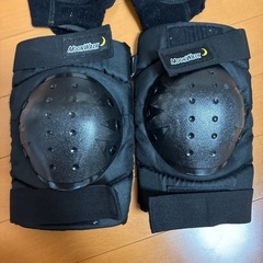 大人用膝パッドと肘パッドのプロテクターのセットの画像