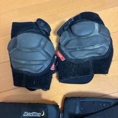 大人用膝パッドと肘パッドのプロテクターのセットの画像