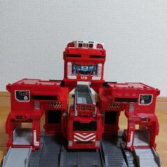 タカラトミー「トミカ 変形出動！大消防署＆指令室」の画像