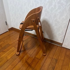 木製ベビーチェアの画像