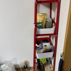 IKEAの赤いラックの画像