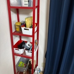 IKEAの赤いラックの画像