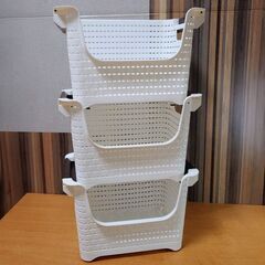 《ダイソー330円商品》積み重ね収納バスケット(ホイール付き)１個♻️３個あり／短期間使用の画像