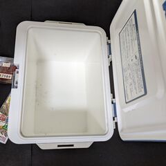 クーラーボックスなど釣り道具の画像
