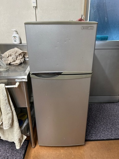 【送料込み】SHARP ２ドア 冷凍冷蔵庫 118Ｌ SJ-H12W-S Amazon.co.jp: SHARP トップフリーザー 118L冷蔵庫 シルバー系