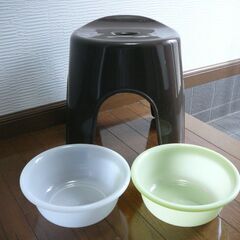 43. 【新品】LIFELEX アーチ型風呂椅子35cm（ブラウン） 洗面器2個（白と黄緑） 3点セットの画像