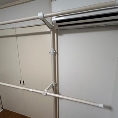 突っ張りワードローブの画像