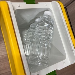 クーラーボックス イエロー ホワイト（テーブル&ドリンクホルダー付）の画像